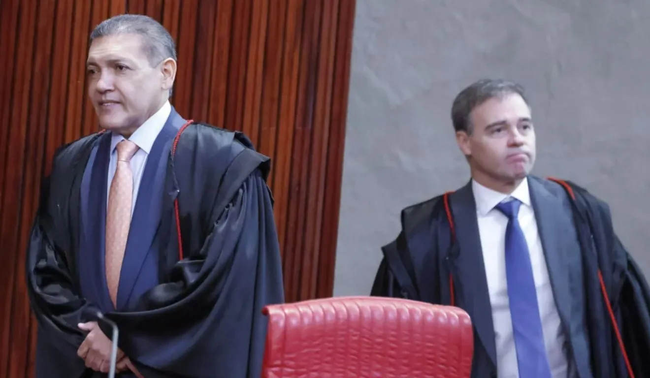 Os ministros Kassio Nunes Marques e André Mendonça discutiram proposta que prevê restrições a canais políticos de grande alcance no WhatsApp durante o período eleitoral.