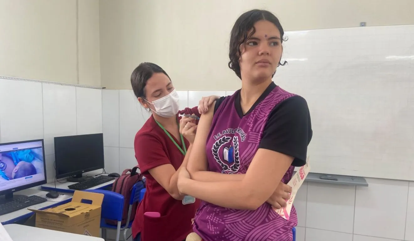 Estudantes da Escola Estadual Paulo Maranhão, no Guamá, participaram de palestras educativas e de vacinação durante ação do Outubrinho Rosa, promovida pela Prefeitura de Belém.