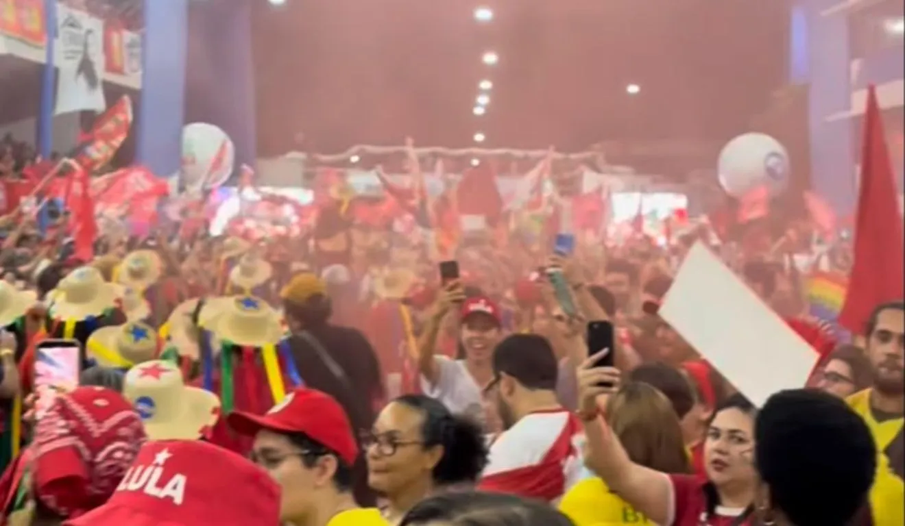 Apoiadores de Lula caminham de São Brás em direção à Aldeia Cabana, em Belém, na véspera do segundo turno das eleições de 2026.