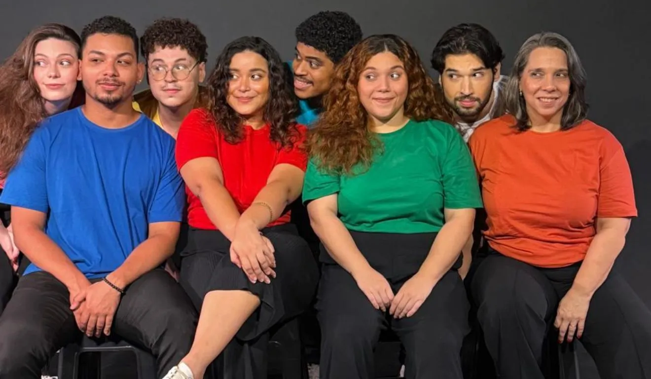 Nesta temporada, a montagem ganha um elemento inédito. Ao final de cada apresentação, a plateia escolhe três palavras que servem de ponto de partida para uma cena de improviso criada ao vivo pelos atores.