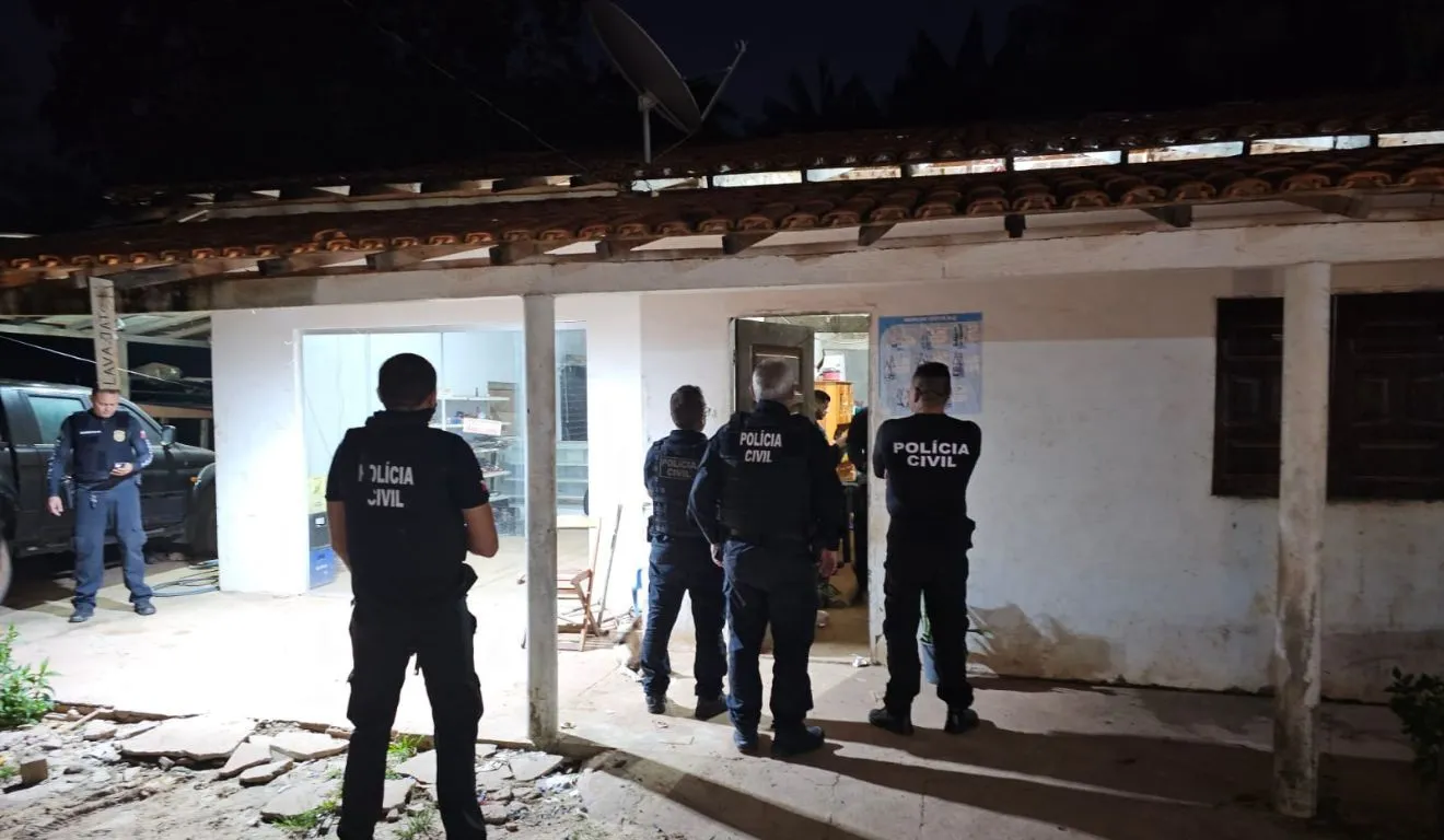 Os agentes atuaram no cumprimento de mais de 100 mandados expedidos pela Justiça e apreenderam diversos objetos e pertences, como veículos, celulares, armas caseiras, simulacros de arma de fogo, joias, documentos, além da apreensão de mais de R$ 10 mil em espécie.