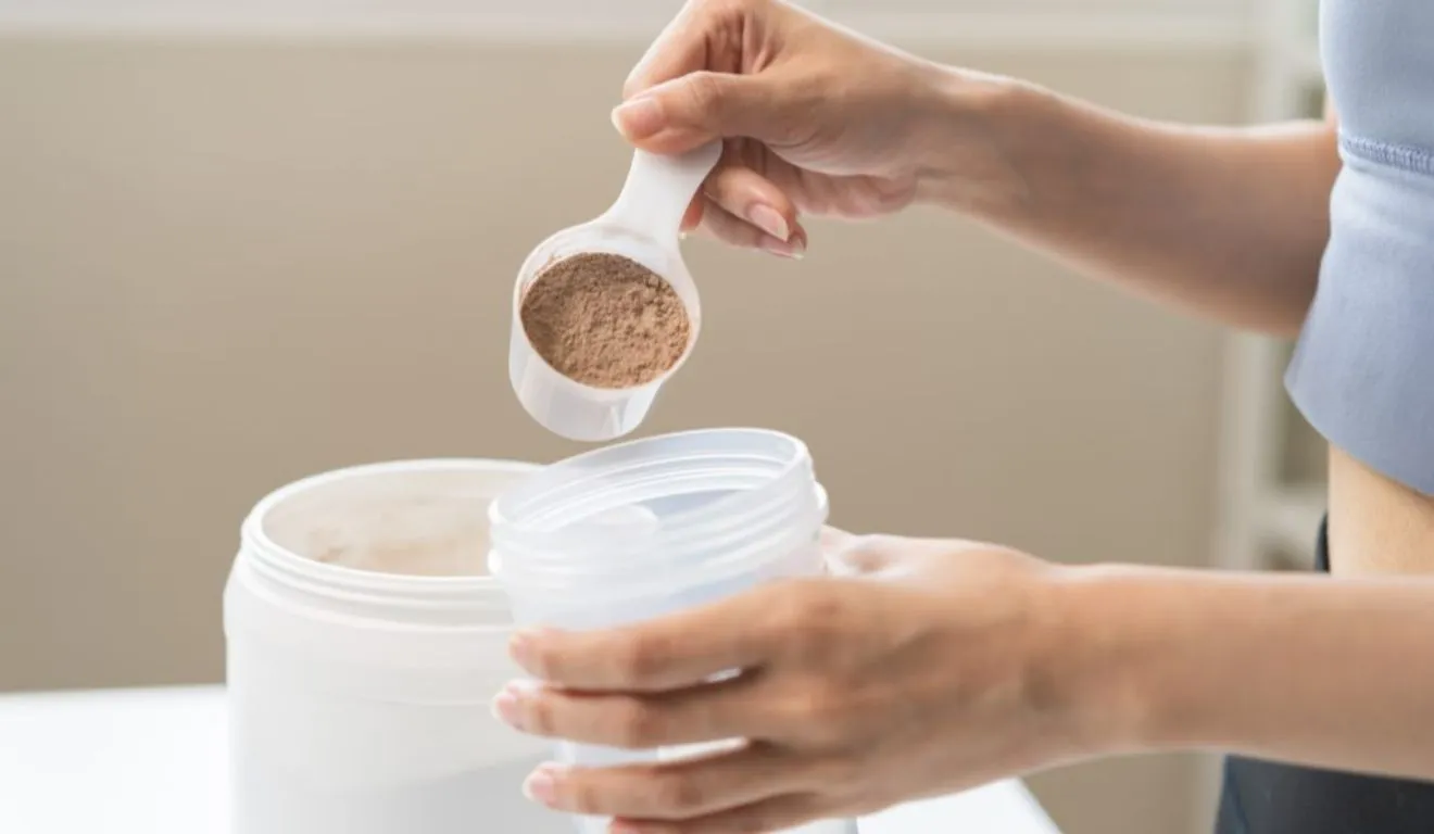 A substância conhecida como Whey Protein tem como principal constituinte a proteína do leite e ajuda no ganho de massa muscular, principalmente por quem pratica musculação.