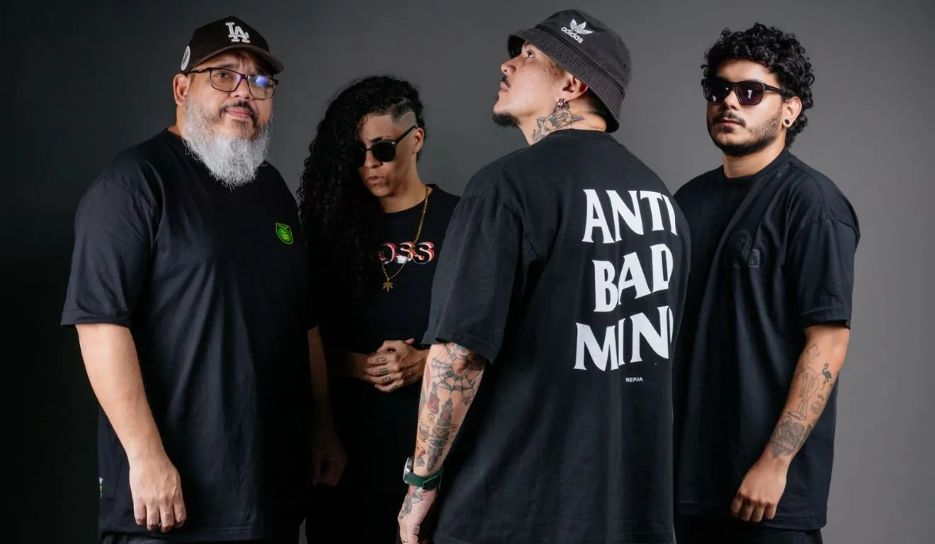 O gênero jamaicano funciona como base para uma sonoridade atravessada pelo brega, carimbó e guitarrada, além de referências de MPB, hip hop, samba e rock que fizeram parte da experiência musical dos integrantes em Belém