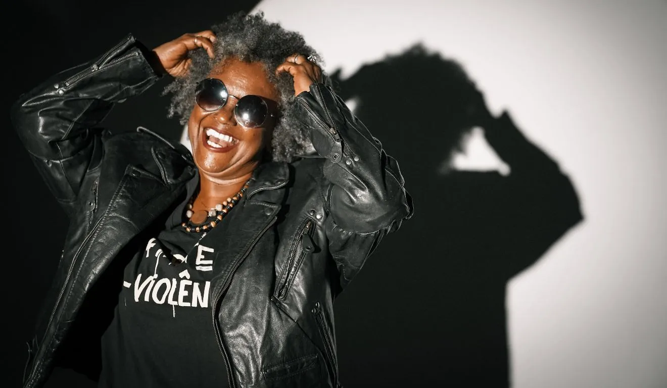 A cantora reviverá os grandes sucessos da carreira ao lado de Arthur Espíndola e passeia pelas músicas que marcaram época.
