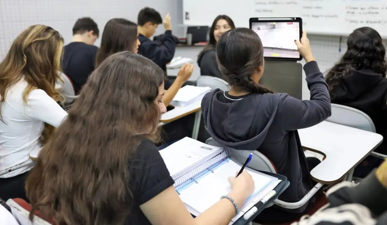 Os estudantes do ensino médio da Educação de Jovens e Adultos (EJA) também têm direito ao pagamento, referente à aprovação nos ciclos de formação e à conclusão do ensino médio.