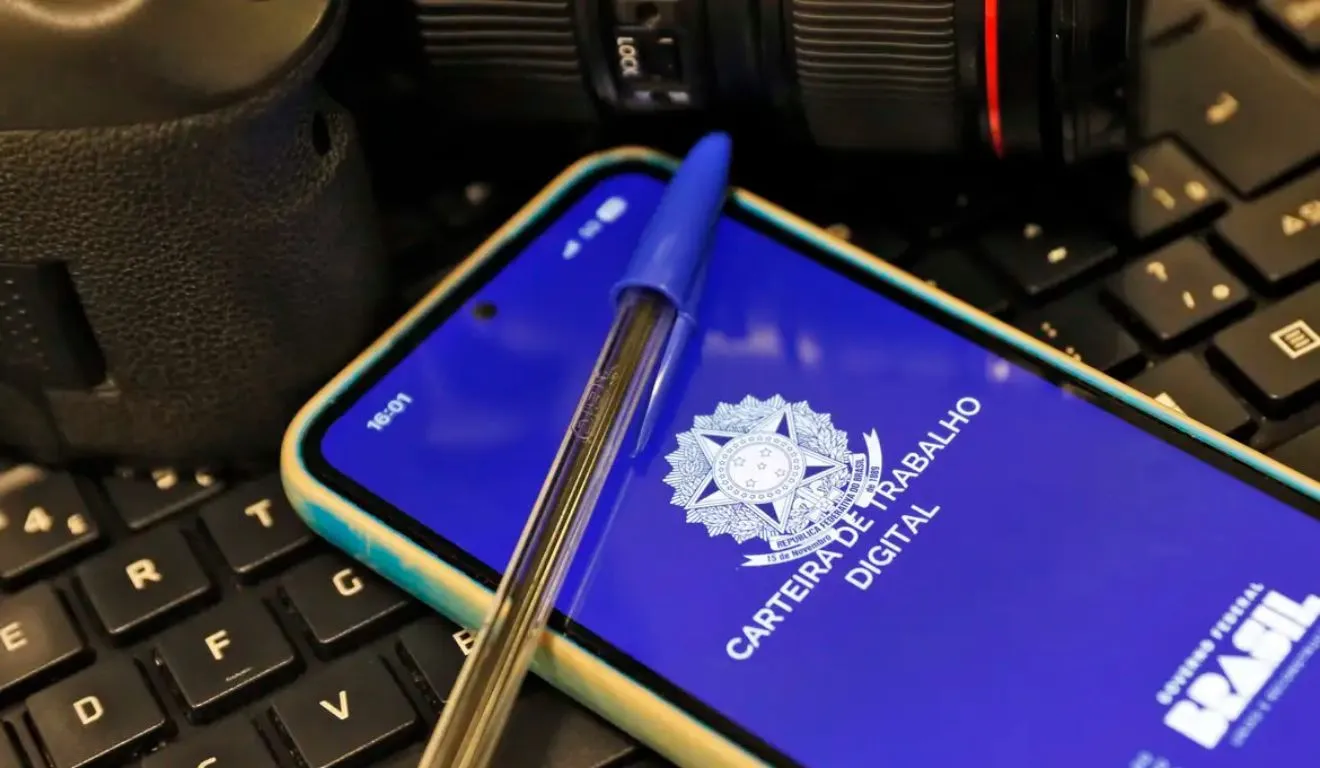 Ao longo do primeiro semestre, as taxas de desemprego permaneceram abaixo dos níveis registrados no mesmo período de 2025.