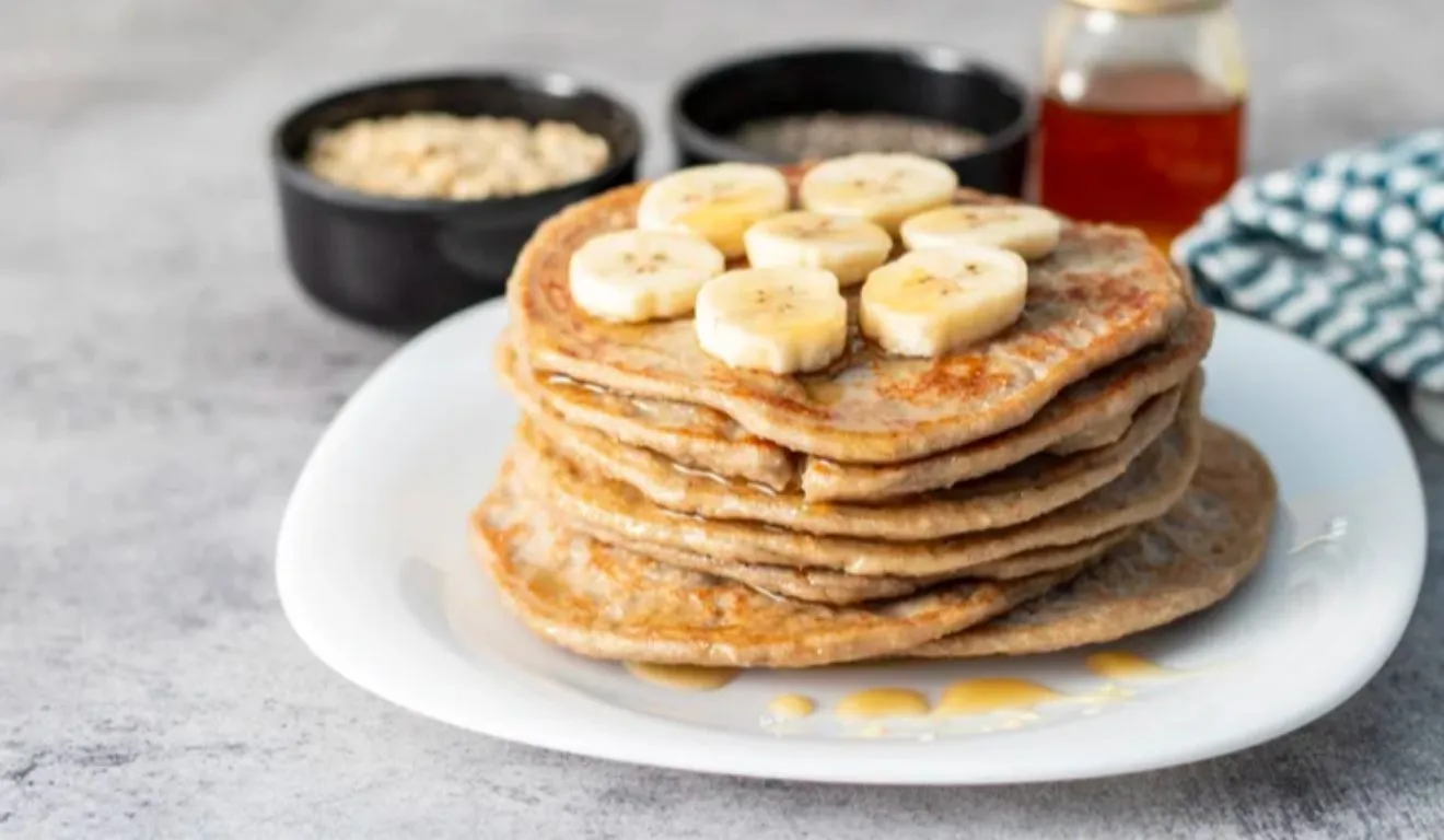 Segundo a nutricionista Juliana Andrade, a banana é fonte de carboidratos, potássio e vitamina B6, enquanto a aveia contém fibras, especialmente a beta-glucana, associada à saciedade e à saúde intestinal.