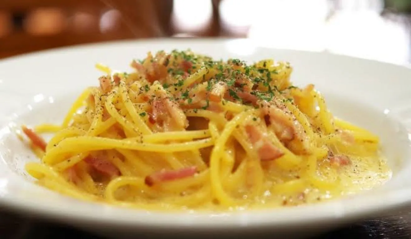 Nesta versão, o espaguete sem glúten é combinado com bacon dourado e um creme feito com ovos e queijo zero lactose. A água utilizada no cozimento da massa ajuda a dar cremosidade ao molho.