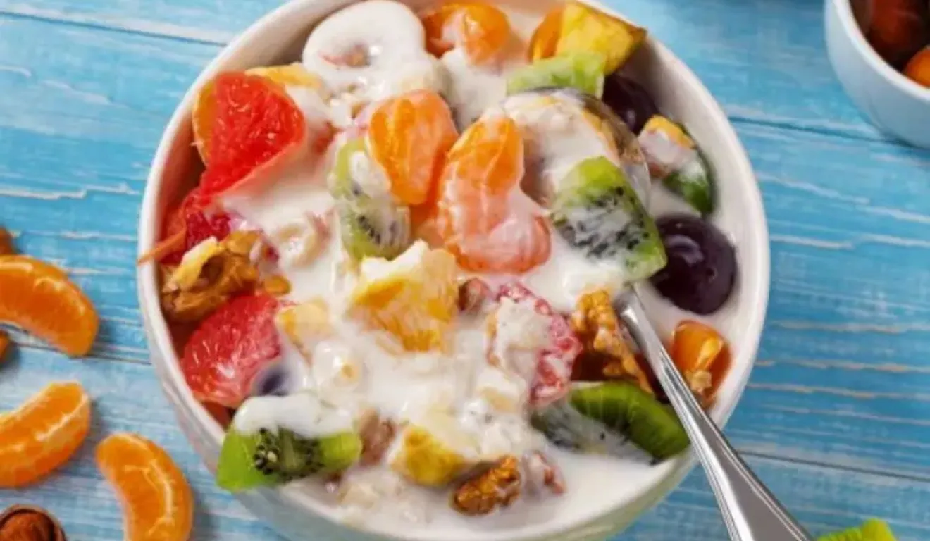 Além de ser simples de preparar, a salada pode ser adaptada conforme as frutas disponíveis em casa.