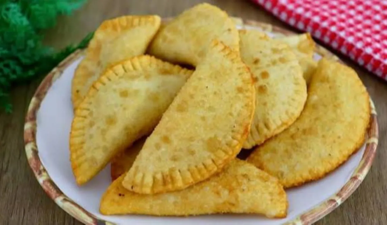 O pastel com apenas dois ingredientes é a prova de que essa receita pode ser irresistível.