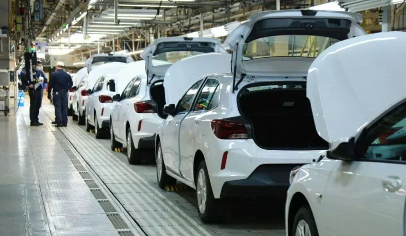 Carros e outros bens de maior valor costumam ser adquiridos a crédito, e as condições de financiamento podem influenciar a decisão de compra mesmo quando há alguma vantagem tributária.