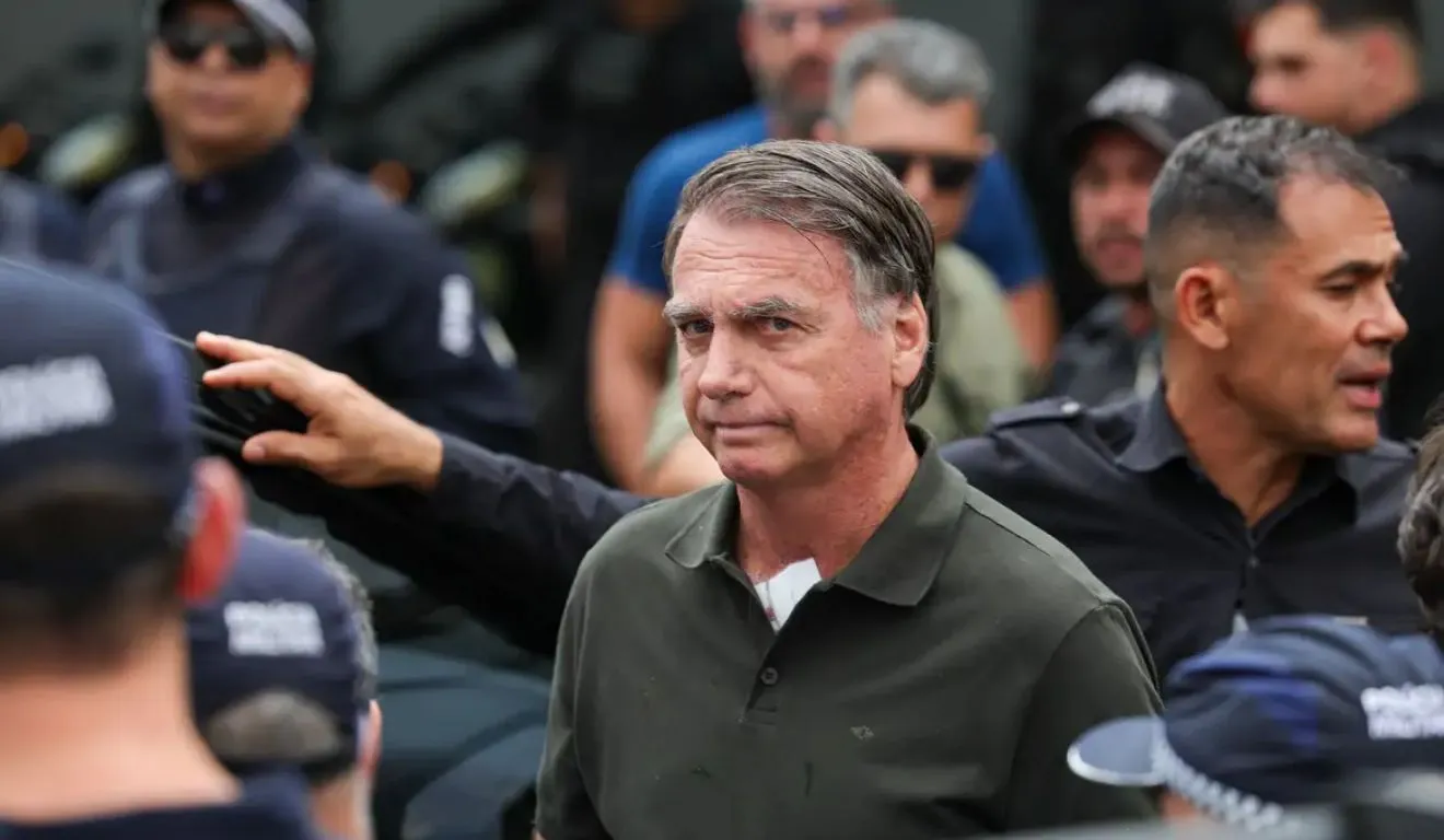 Segundo a defesa de Bolsonaro, a justificativa é de que o processo contra o ex-presidente é factível de constrangimento ilegal e que a suprema corte deveria reconhecer a 'coação ilegal à liberade' que estariam cometendo contra Bolsonaro.