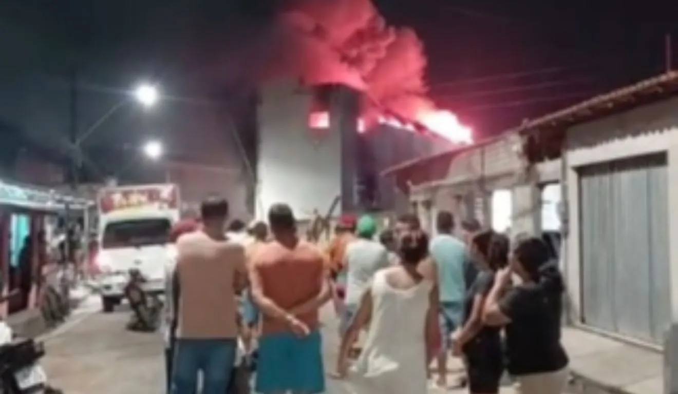 Moradores se assustaram com a proporção das chamas.