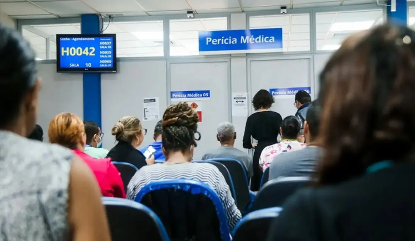 Para solicitar a aposentadoria especial, o trabalhador precisa apresentar ao Instituto Nacional do Seguro Social (INSS) documentos capazes de comprovar que exerceu suas atividades em condições prejudiciais à saúde ou à integridade física.