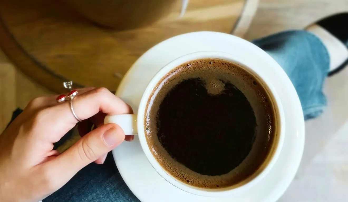O café descafeinado é produzido a partir de grãos que passam por processos industriais para retirar pelo menos 97% da cafeína antes da torra.