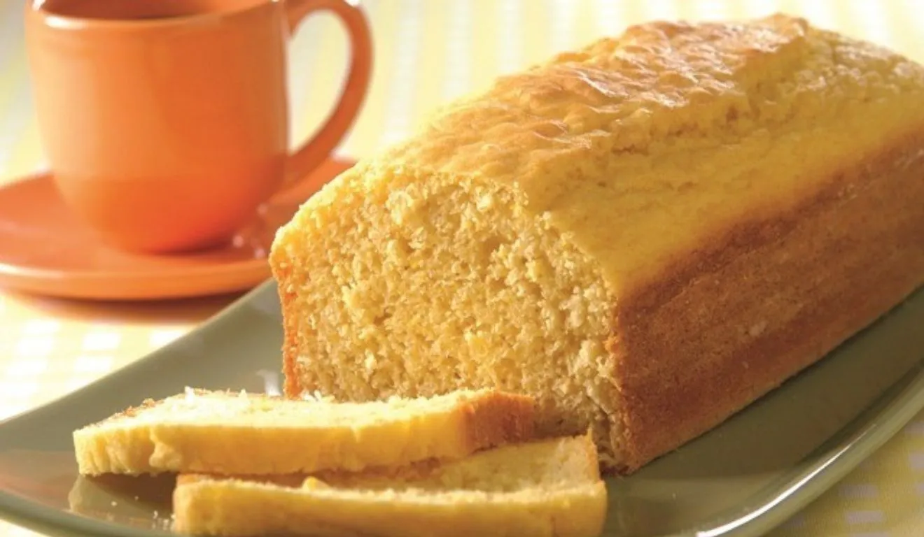 A receita combina farinha de trigo integral e fubá, resultando em uma massa macia, dourada e com o sabor característico do milho.