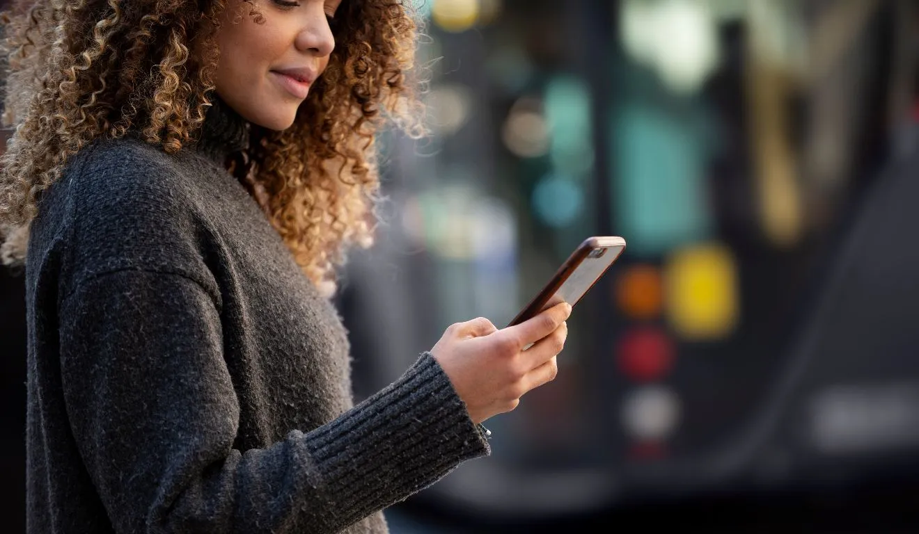 O recurso está disponível a partir da versão 26.35 do Google Play Services e utiliza a tecnologia NFC para identificar cartões compatíveis, incluindo informações como passes e créditos disponíveis.