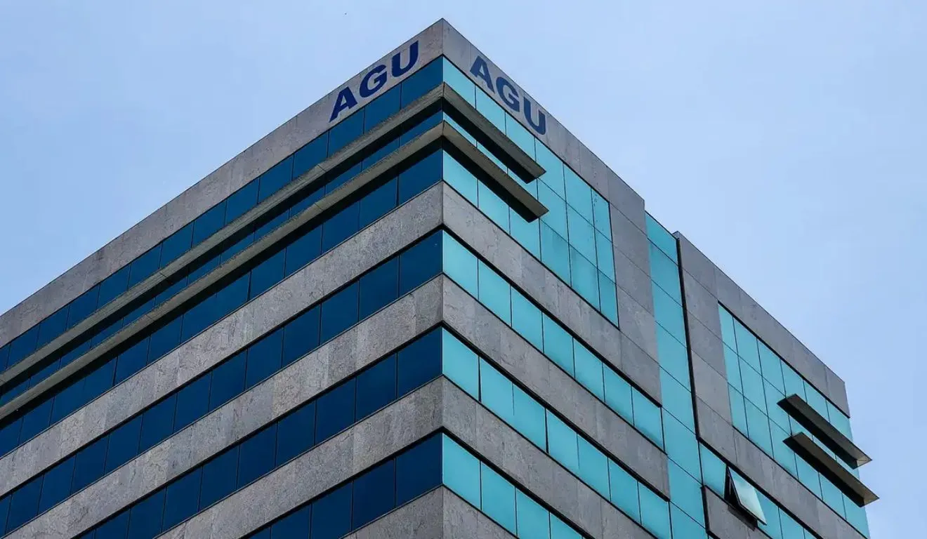 A AGU notificou o Google, responsável pela plataforma, para que remova as contas e alerte usuários sobre disseminação de informações falsas.