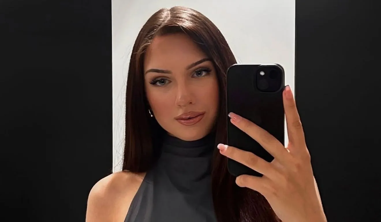 Segundo informações da revista People, Lucia Sisic nasceu com uma alteração em uma das válvulas do coração e precisou passar por diversos procedimentos cirúrgicos ao longo da vida.