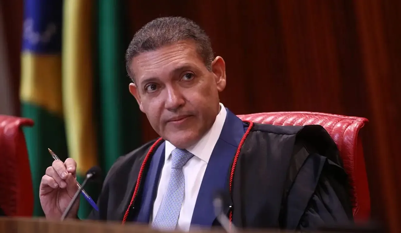 Na representação, o parlamentar acusa o magistrado de crime de responsabilidade por sua atuação em processos que, segundo a denúncia, teriam interesse para o Banco Master