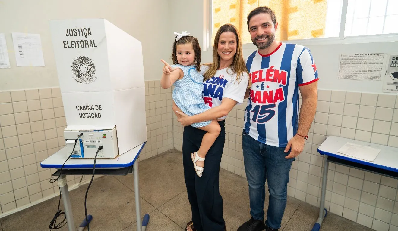 Ao lado da primeira-dama Fabíola Normando e da filha caçula, o gestor concedeu entrevista à jornalistas no local e destacou a importância desse momento para a democracia do país.