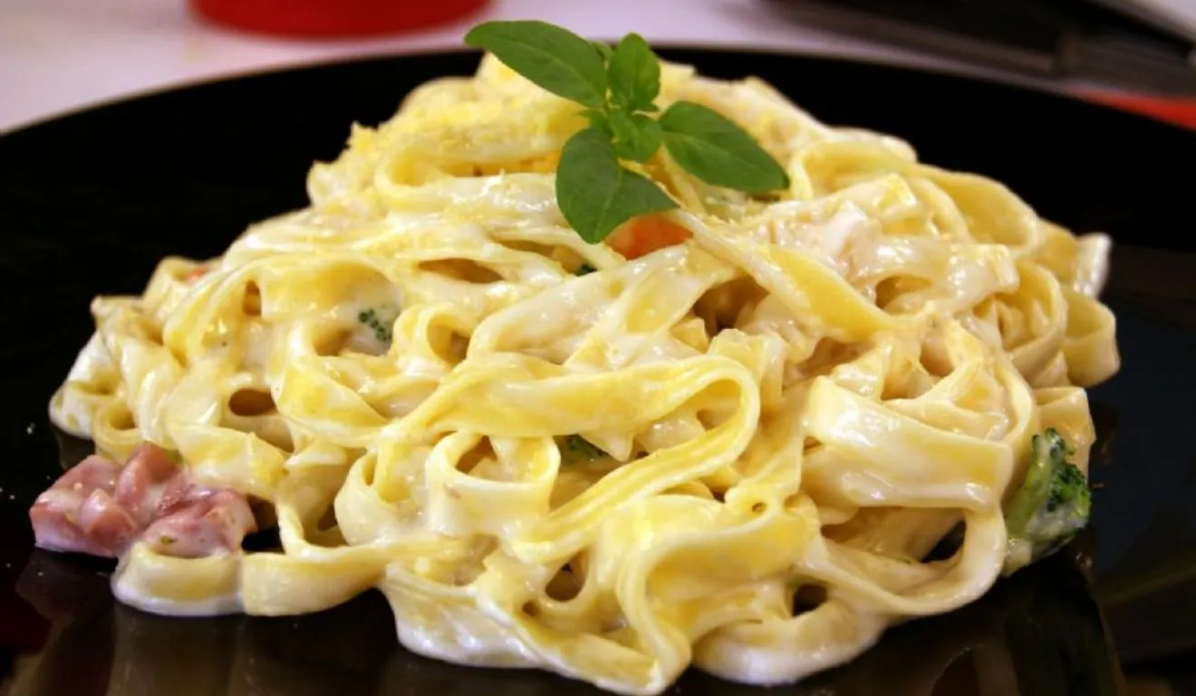 A receita de macarrão à parisiense ensinada pelo chef Daniel Bork, no programa Dia a Dia, combina praticidade e sabor.