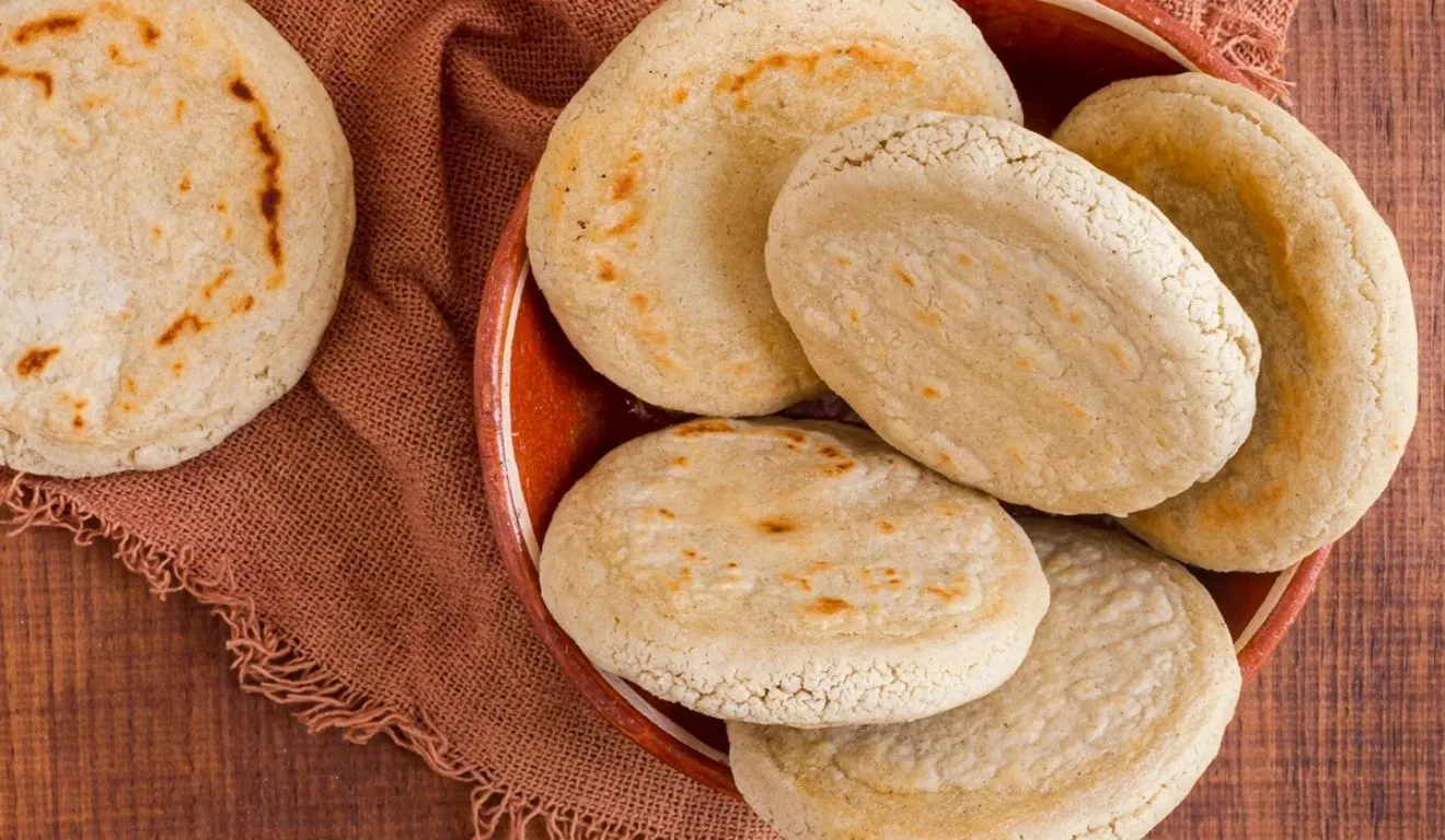 O pão sírio combina com diferentes preparações, desde recheios de frango desfiado e vegetais até pastas tradicionais, como homus.
