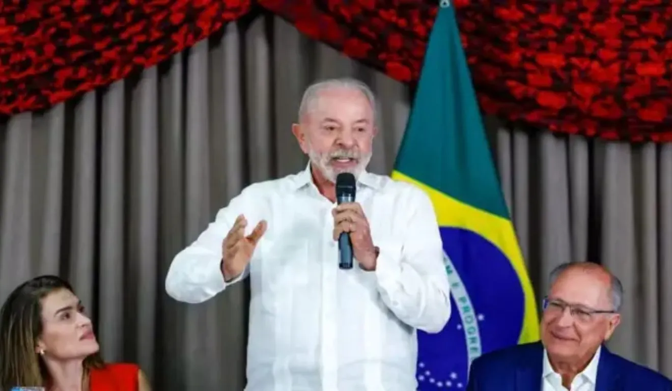 Segundo Lula, o dinheiro acumulado ao longo da formação poderá ajudar os recém-formados a dar os primeiros passos na carreira profissional