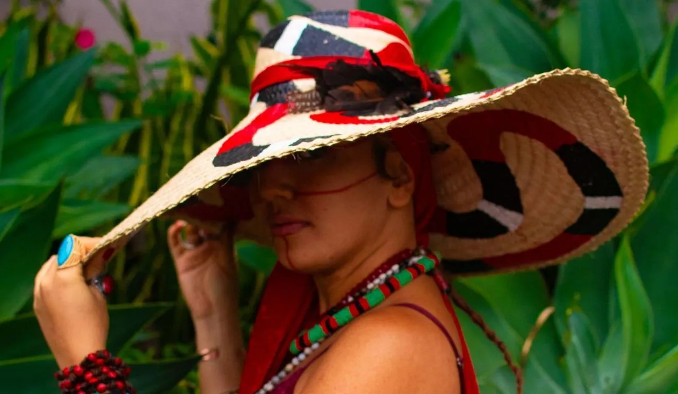 Cantautora e instrumentista amazônida, Mainumy nasceu em Mairí Tupinambá, em Belém. Sua produção transita entre tradição e criação contemporânea, em uma trajetória que reúne experiências em coletivos, apresentações e processos formativos.