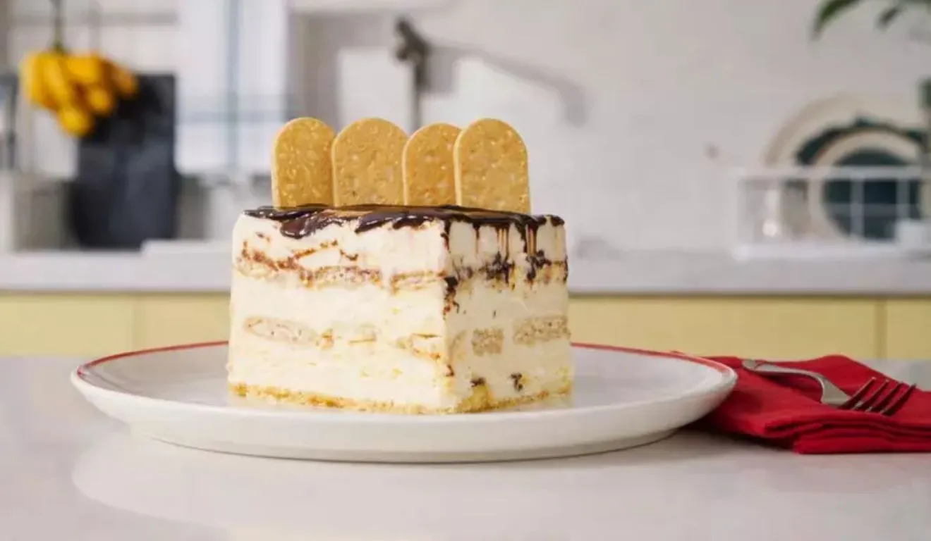 A combinação de sorvete com chocolate resulta em um doce refrescante, ideal para servir após o almoço ou em ocasiões especiais.