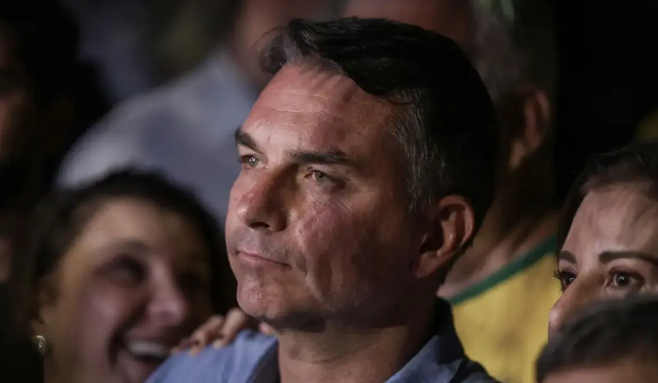 Além de suspender a distribuição gratuita, a Justiça Eleitoral ordenou a retirada imediata de tendas, banners, faixas, cartazes e outros materiais de campanha instalados no posto.