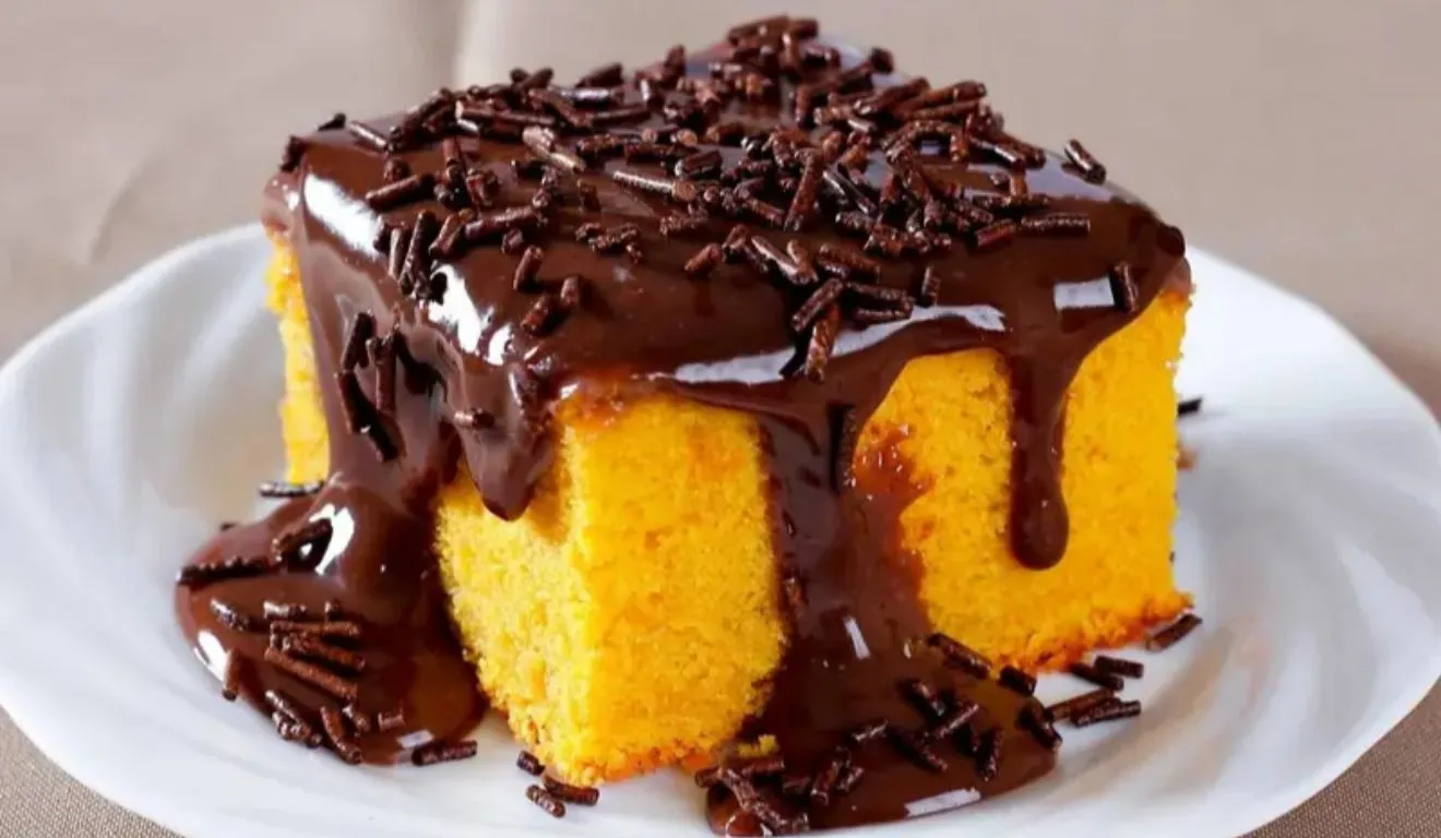 Para deixar a sobremesa ainda mais saborosa, a sugestão é acrescentar uma cobertura de chocolate preparada no fogão.