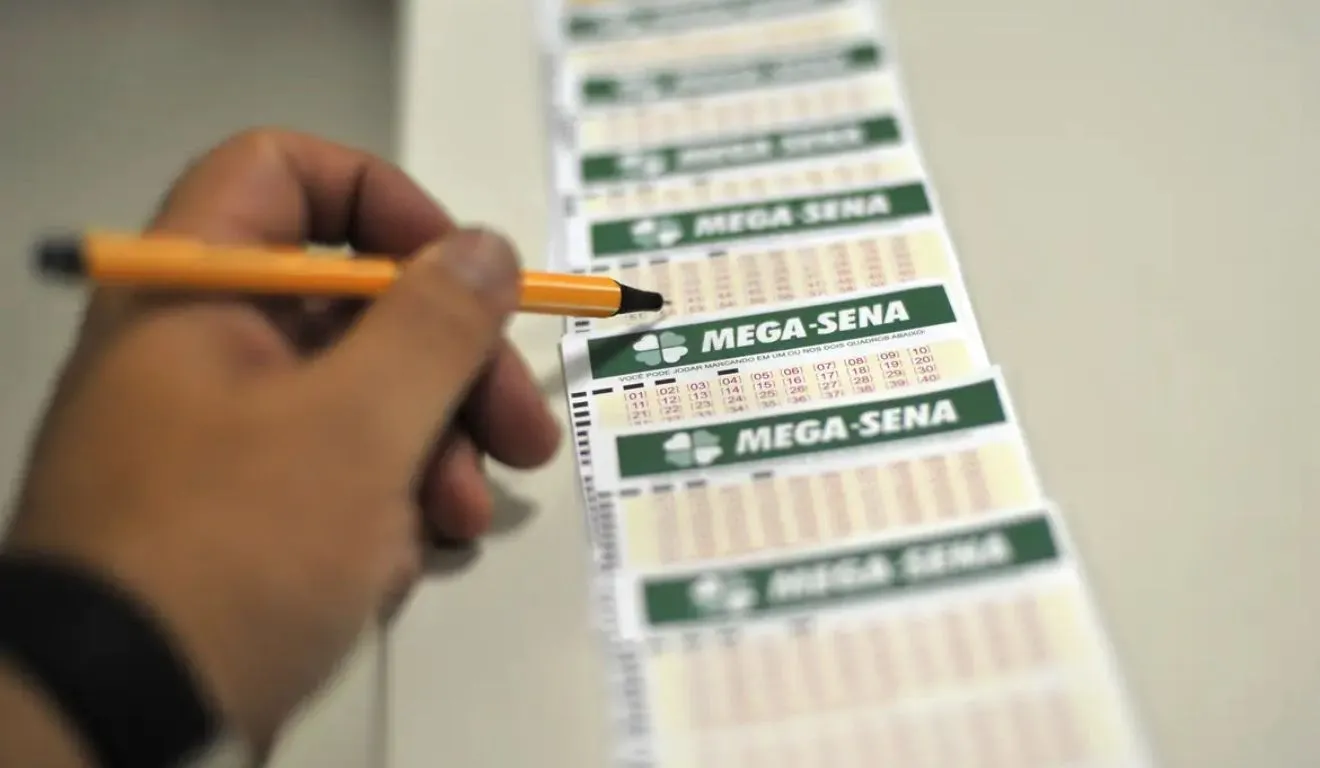 Apesar de não haver ganhadores na faixa principal, 102 jogadores acertaram cinco dezenas e receberão R$ 58.806,72 cada uma. Outras 7.381 apostas fizeram quatro acertos e ganharão R$ 1.339,55 cada.
