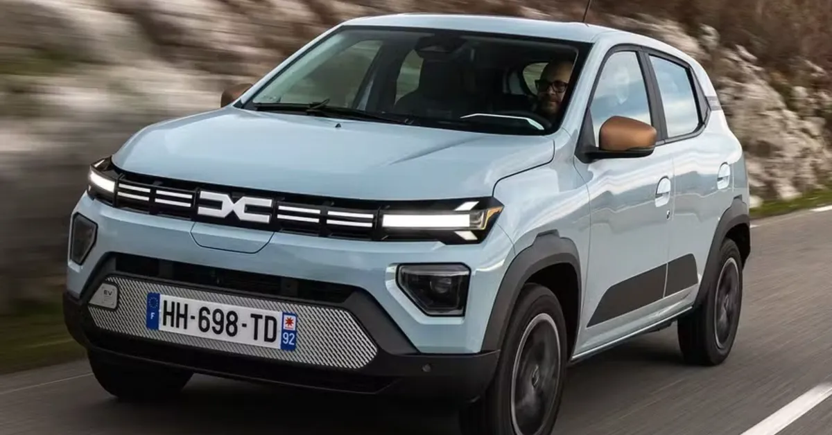 Novo Dacia Spring cresce, ganha mais tecnologia e chega à Europa em 2027 com a missão de enfrentar elétricos como o BYD Dolphin Mini.