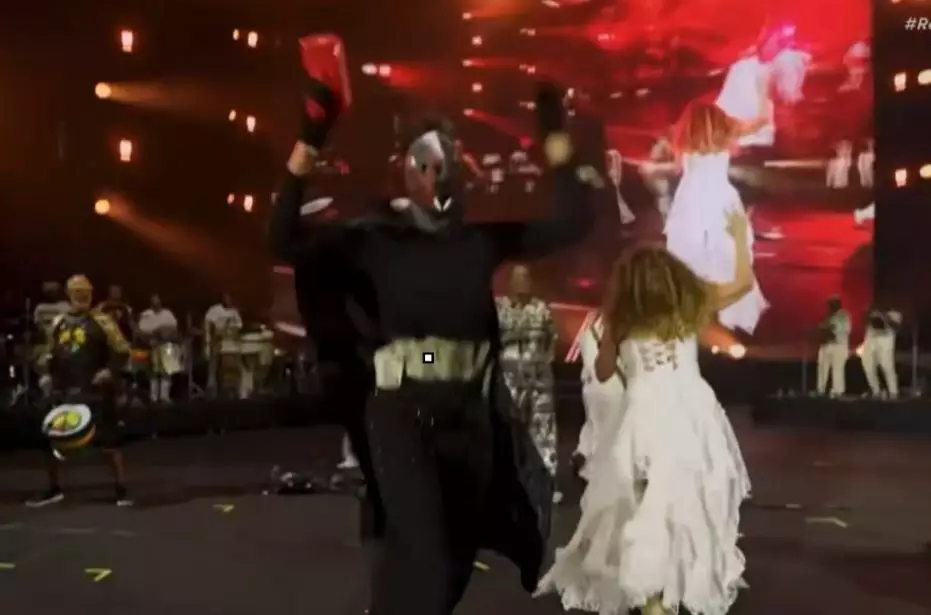 A cantora levou um "Cavalo preto" para o palco que distribuia dinheiro ao público.