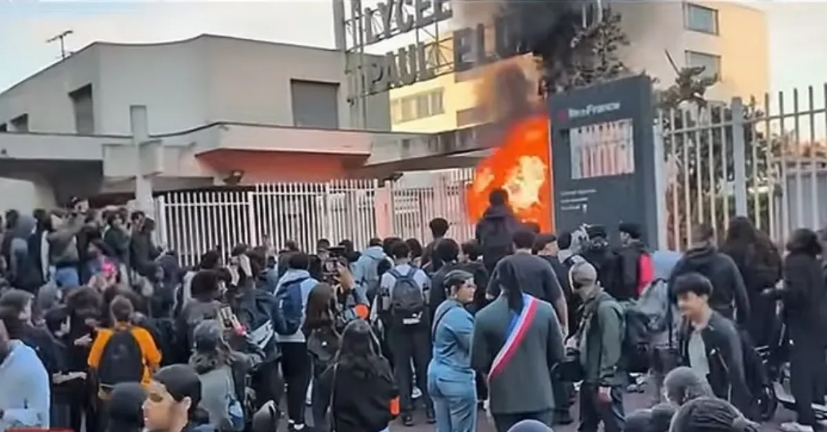 Estudantes participam de manifestação contra as condições das escolas em Paris, na França.