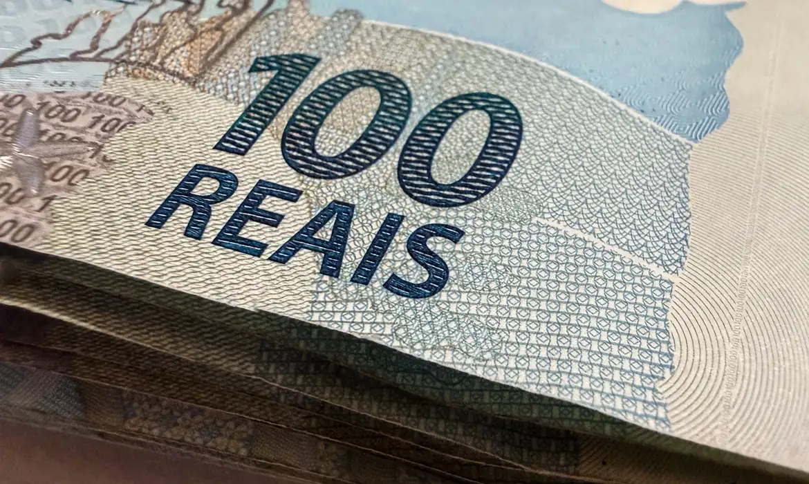 O valor médio pago varia de R$ 2,8 mil a R$ 2,9 mil, dependendo do tempo de trabalho e do salário da época.