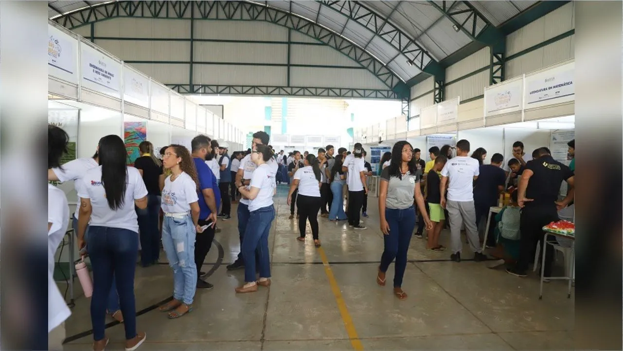 Estudantes realizam teste vocacional e recebem orientação de carreira durante a Feira de Profissões na Estação Conhecimento Marabá.