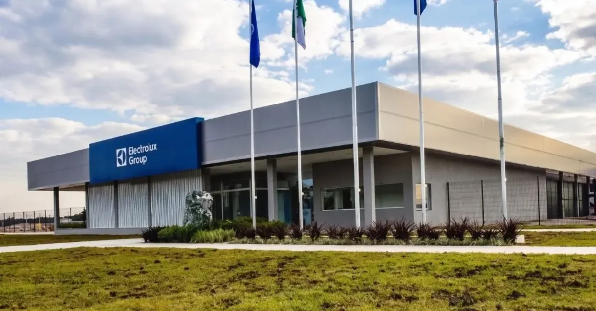 A Electrolux promove uma reestruturação global que inclui fechamento de fábricas, mudanças na produção e redução prevista de cerca de 3 mil funcionários.