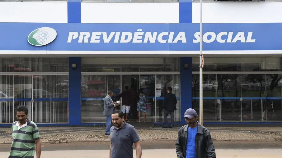 Descubra como solicitar o acréscimo de 25% no INSS para aposentados por incapacidade permanente que precisam de assistência. Veja quem tem direito.
