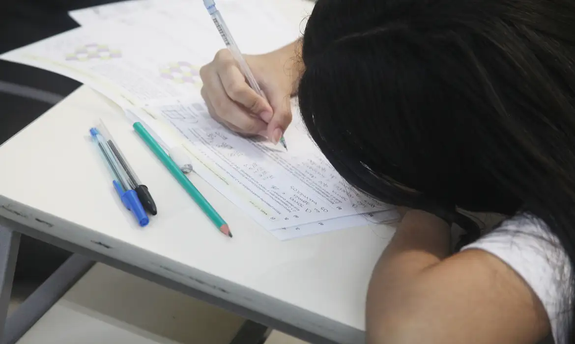Professor de redação aponta o ECA Digital e a inteligência artificial como possíveis temas do Enem 2026 e orienta candidatos a fortalecer repertórios socioculturais e elaborar propostas de intervenção consistentes.