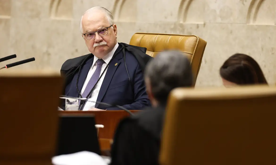 O ministro Edson Fachin avalia substituir André Mendonça no caso de investigação do Banco Master.