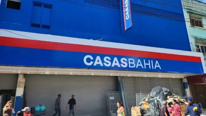 Decisão da Justiça do Trabalho determina o restabelecimento de quase 2 mil contratos de funcionários da Casas Bahia a partir de demissões em agosto.