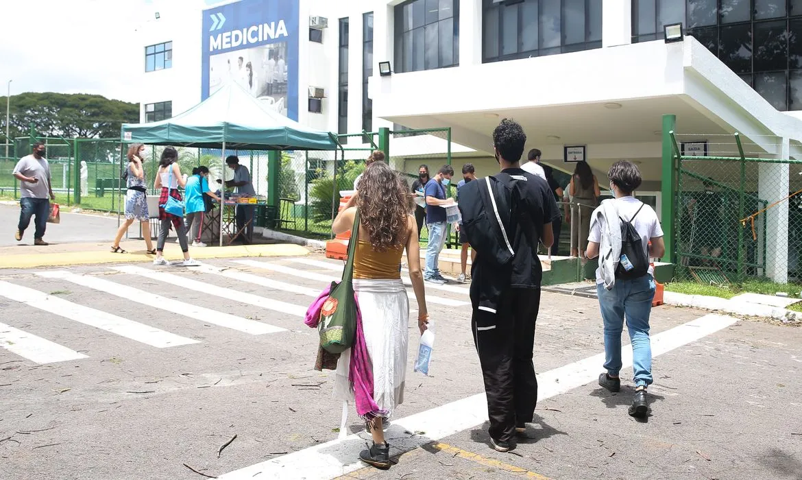 A adesão à renegociação de dívidas da graduação deve ser firmada diretamente com a instituição financeira.
