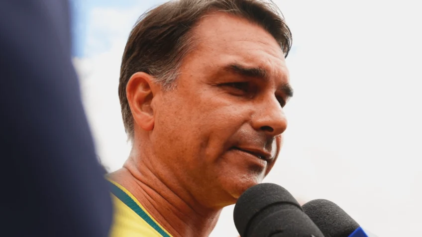 Flávio Bolsonaro viajou em avião de Daniel Vorcaro em 2025. A aeronave seria a mesma em que o ministro Alexandre de Moraes viajou.