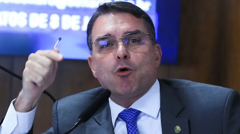 Saiba todos os detalhes sobre as acusações e investigações sobre Flávio Bolsonaro durante a pandemia, envolvendo hospitais federais e irregularidades contratuais.