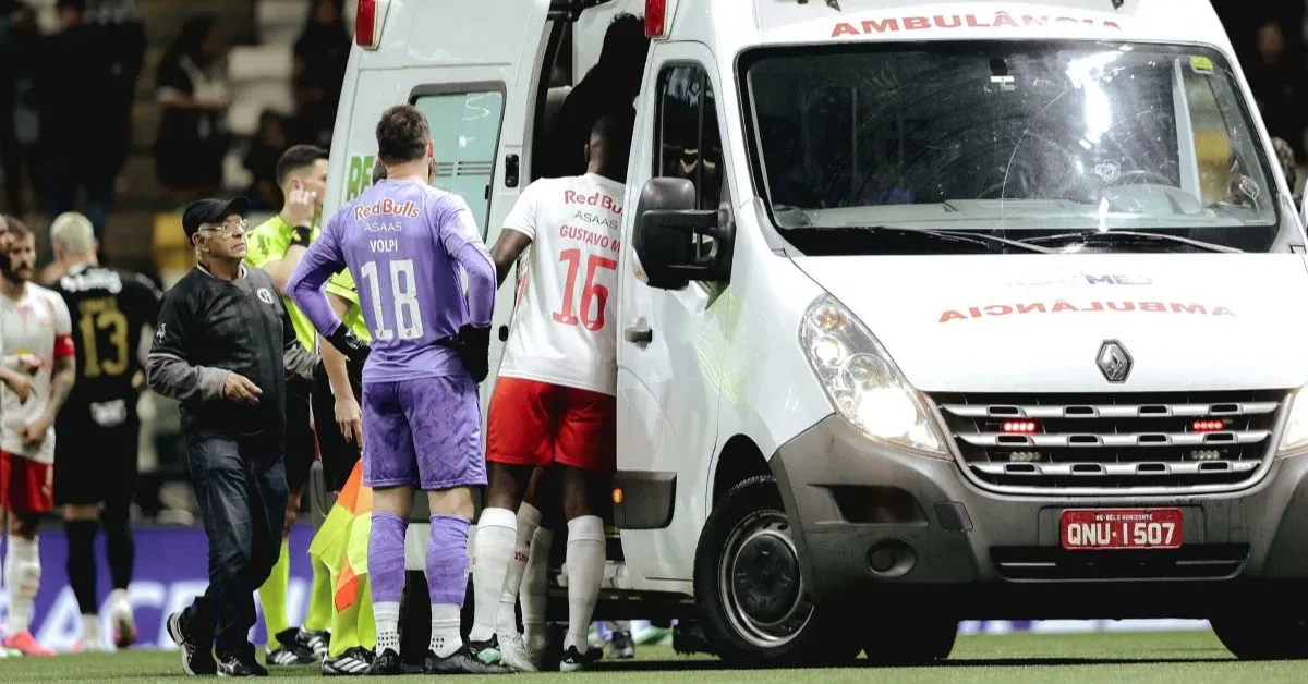 Alix Vinícius precisou ser retirado de ambulância após ficar desacordado depois de um forte choque de cabeça com Vitor Hugo na Arena MRV.
