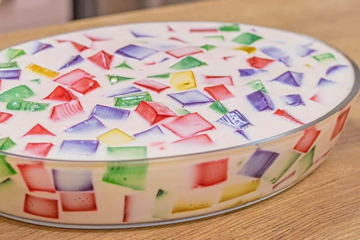 A gelatina arco-íris atravessou gerações e se tornou um alimento também afetivo para muitas famílias.