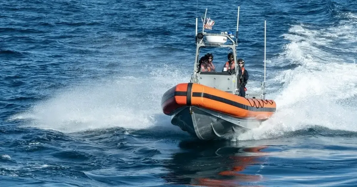 A Guarda Costeira dos Estados Unidos participa das buscas por 11 desaparecidos após naufrágio na costa do México, onde sobreviventes relataram ataques de tubarões enquanto aguardavam resgate