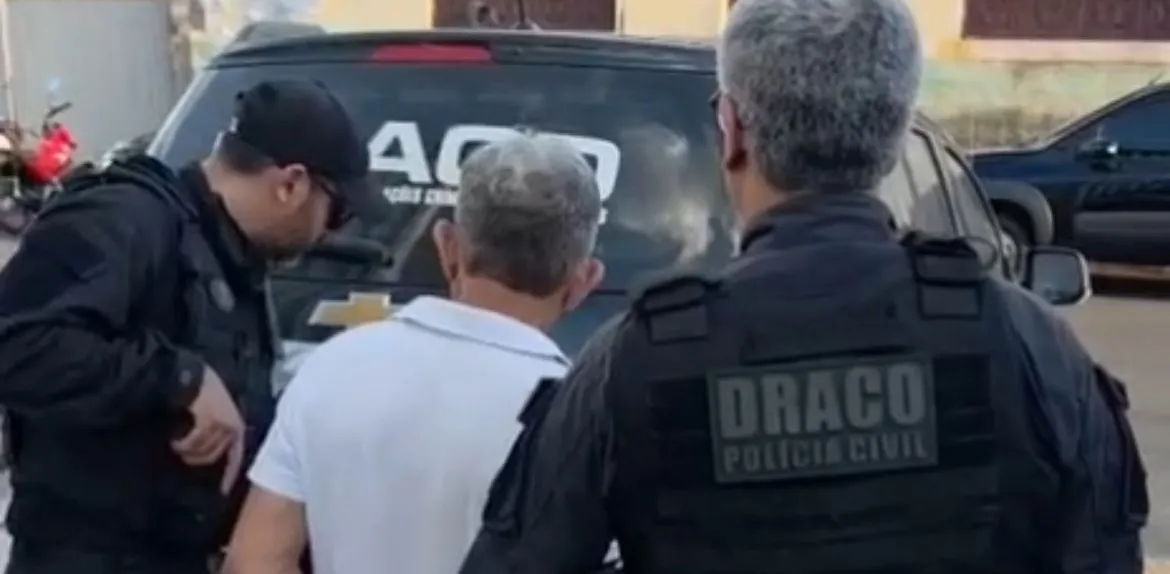 Durante a abordagem, os policiais ainda localizaram papéis que continham possíveis respostas da prova objetiva do concurso público.
